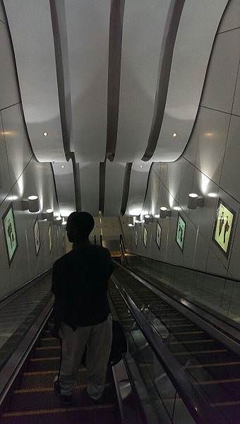 [香港]香港轉機好去處T2 第二航廈/便宜好吃美食/超大迪士尼專賣店