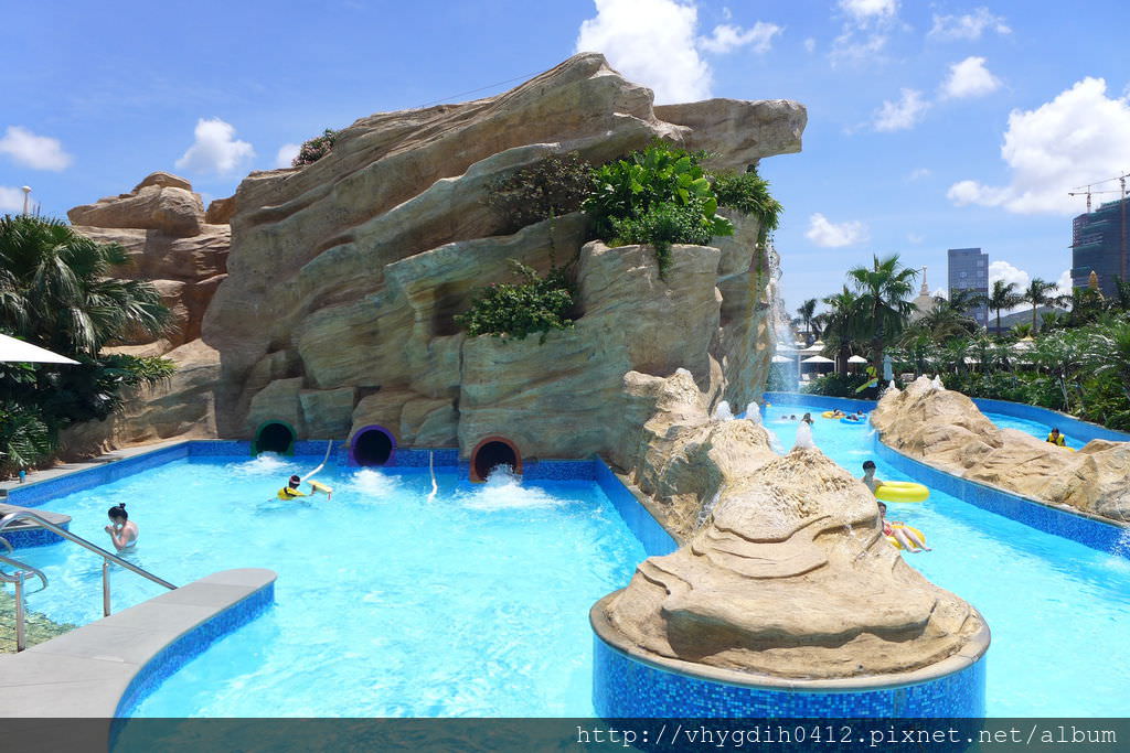 Galaxy_Macau_Grand_Resort_Deck_Skytop_Waterslide_2016.jpeg Galaxy_Macau_Grand_Resort_Deck_Skytop_Waterslide_2016.jpeg