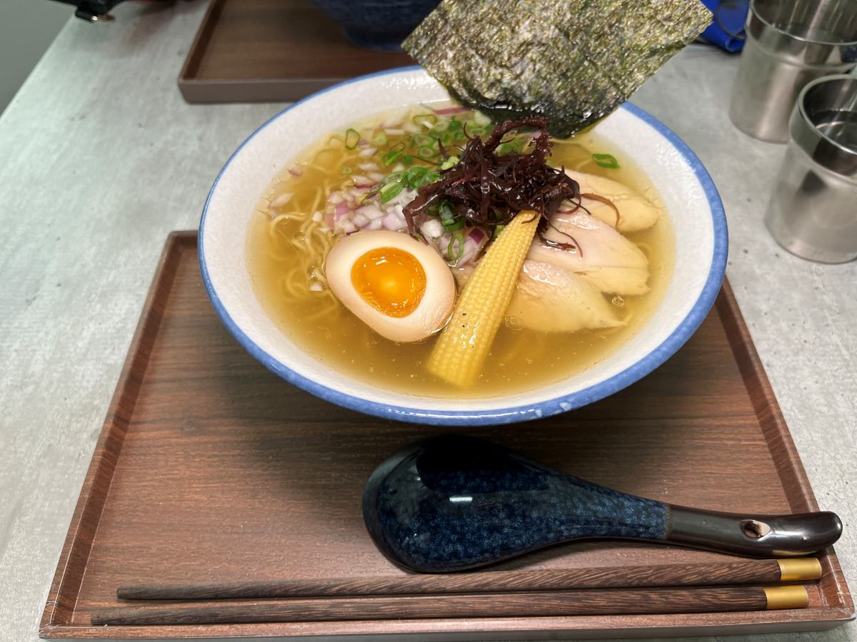 [苓雅區] 魚月製麵 – 雞湯專門店 -清爽系日式拉麵 x 雞白湯清湯專賣 | 銅板炙燒雞肉飯 | 高雄雞湯拉麵推薦