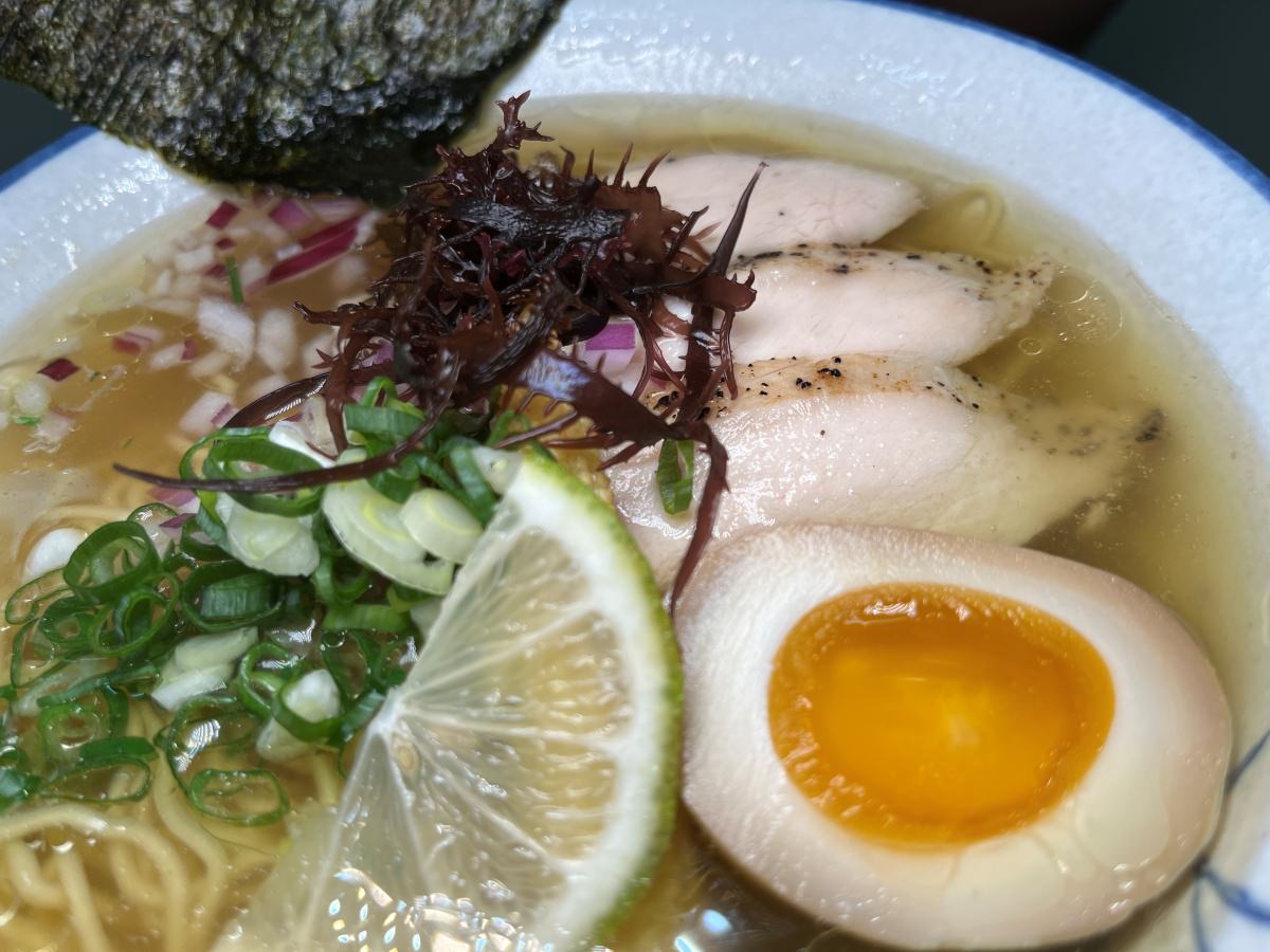 [苓雅區] 魚月製麵 – 雞湯專門店 -清爽系日式拉麵 x 雞白湯清湯專賣 | 銅板炙燒雞肉飯 | 高雄雞湯拉麵推薦