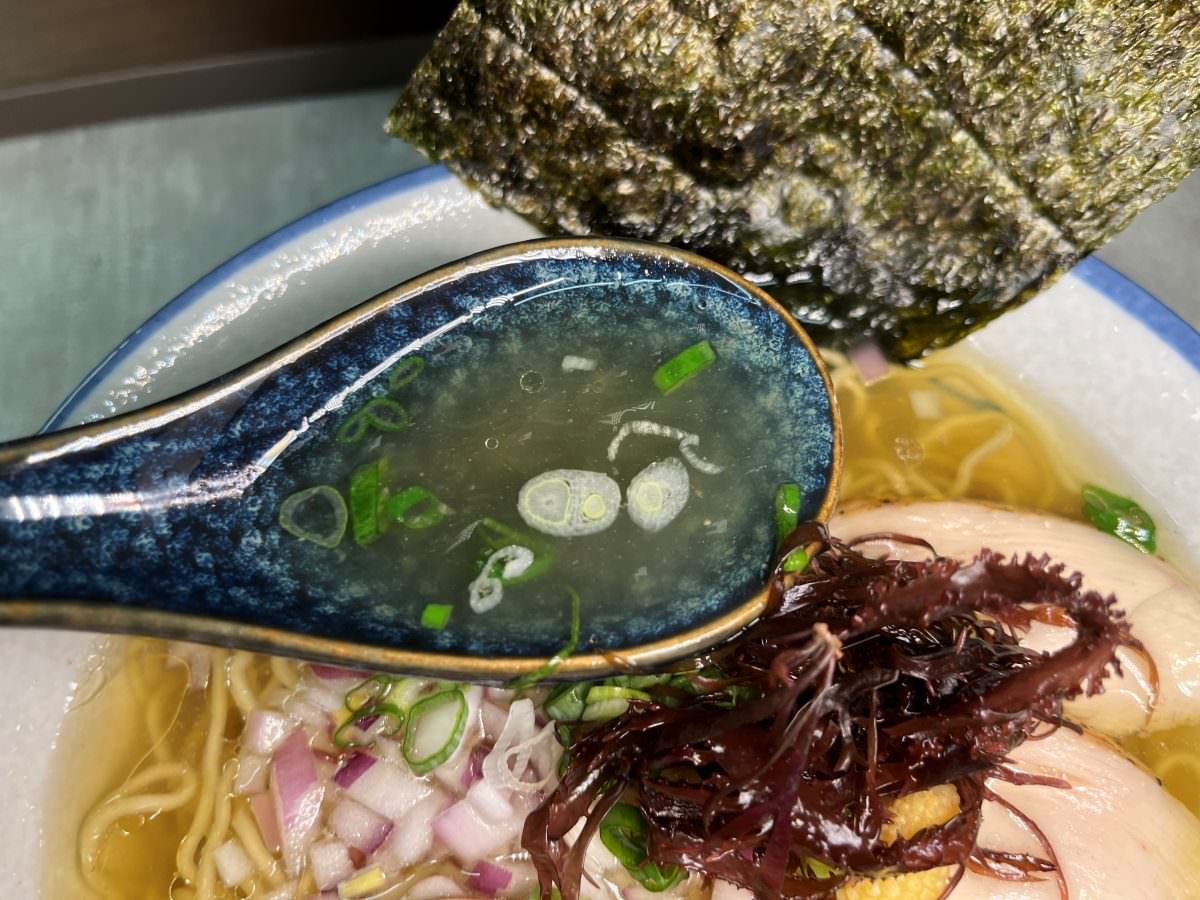 [苓雅區] 魚月製麵 – 雞湯專門店 -清爽系日式拉麵 x 雞白湯清湯專賣 | 銅板炙燒雞肉飯 | 高雄雞湯拉麵推薦