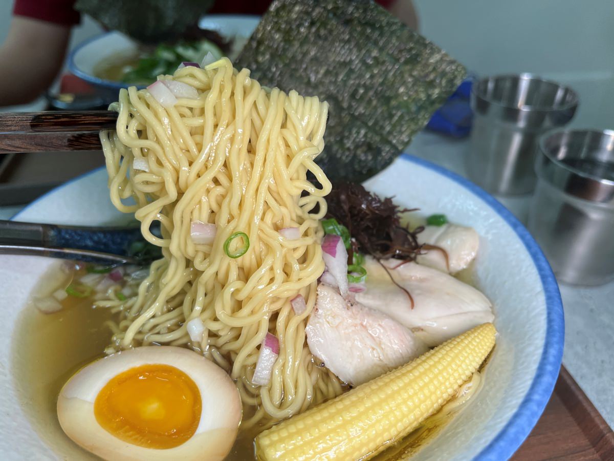 [苓雅區] 魚月製麵 – 雞湯專門店 -清爽系日式拉麵 x 雞白湯清湯專賣 | 銅板炙燒雞肉飯 | 高雄雞湯拉麵推薦