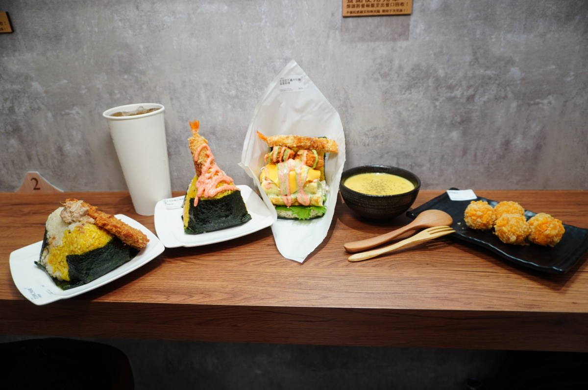 台中沖繩飯糰 不握松飯糰- 中友百貨旁越光米巨型沖繩飯糰專賣 | 邪惡起司轟炸牡犡招牌 | 巨型三角飯糰 | 臺中沖繩飯糰推薦 - 第12張圖 台中沖繩飯糰 不握松飯糰- 中友百貨旁越光米巨型沖繩飯糰專賣 | 邪惡起司轟炸牡犡招牌 | 巨型三角飯糰 | 臺中沖繩飯糰推薦