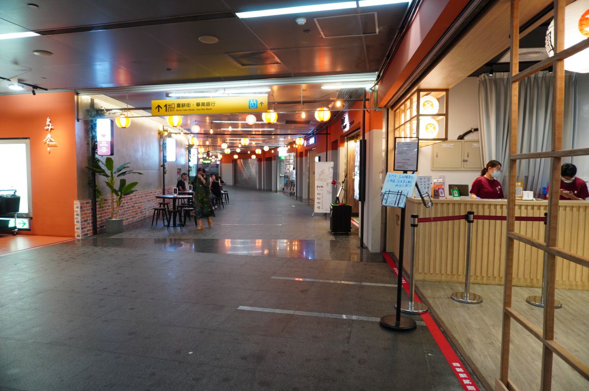 粕粕咖哩 高雄美麗島店 – 日籍老闆主理的咖哩大阪燒專賣 | 搭捷運就吃的到 | 捷運美麗島墨凡商場餐廳推薦 - 第3張圖 粕粕咖哩 高雄美麗島店 – 日籍老闆主理的咖哩大阪燒專賣 | 搭捷運就吃的到 | 捷運美麗島墨凡商場餐廳推薦