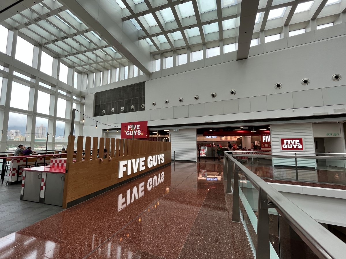 Five Guys 香港 -美國人氣漢堡店 | 現點現做 x 爆量薯條 | 香港美食推薦 | 香港漢堡美式餐廳推薦 - 第2張圖 Five Guys 香港 -美國人氣漢堡店 | 現點現做 x 爆量薯條 | 香港美食推薦 | 香港漢堡美式餐廳推薦