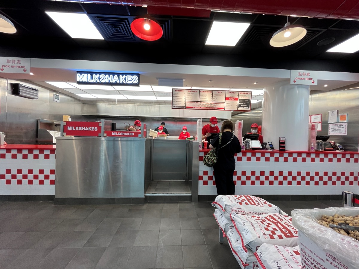 Five Guys 香港 -美國人氣漢堡店 | 現點現做 x 爆量薯條 | 香港美食推薦 | 香港漢堡美式餐廳推薦 - 第4張圖 Five Guys 香港 -美國人氣漢堡店 | 現點現做 x 爆量薯條 | 香港美食推薦 | 香港漢堡美式餐廳推薦
