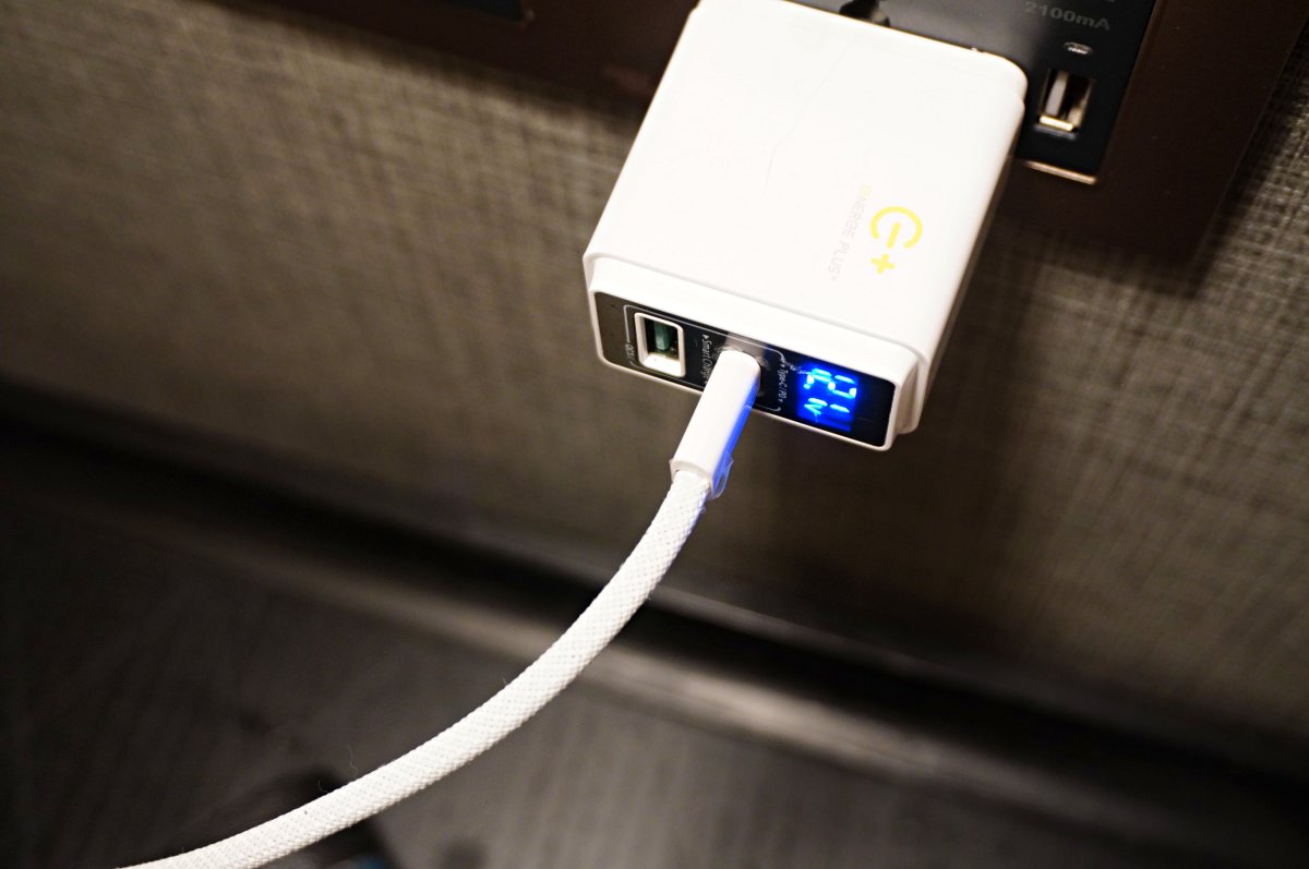 iphone 15 充電線 – Apone 魔吸線 240w 高品質編織線 USB-C to C | iphone 15 充電線推薦 | 連筆電都能快充 | 自動整線收納方便 - 第6張圖 iphone 15 充電線 – Apone 魔吸線 240w 高品質編織線 USB-C to C | iphone 15 充電線推薦 | 連筆電都能快充 | 自動整線收納方便