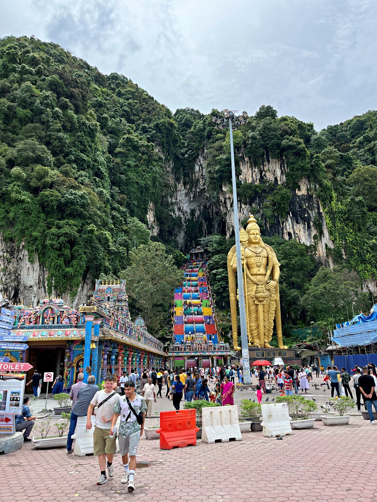 吉隆坡 黑風洞 Batu Caves -壯觀的天然洞穴市中心車程30分鐘就能到達 | 吉隆坡景點推薦 - 第3張圖 吉隆坡 黑風洞 Batu Caves -壯觀的天然洞穴市中心車程30分鐘就能到達 | 吉隆坡景點推薦