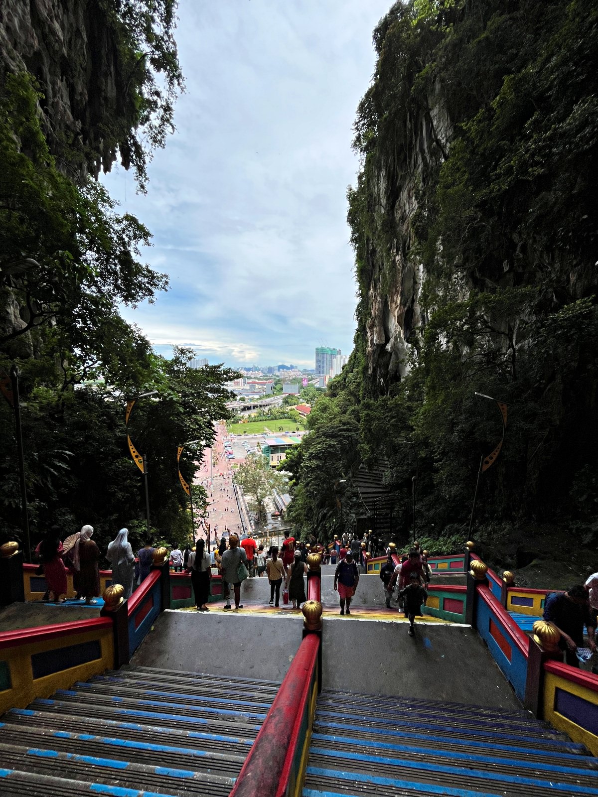 吉隆坡 黑風洞 Batu Caves -壯觀的天然洞穴市中心車程30分鐘就能到達 | 吉隆坡景點推薦 - 第7張圖 吉隆坡 黑風洞 Batu Caves -壯觀的天然洞穴市中心車程30分鐘就能到達 | 吉隆坡景點推薦