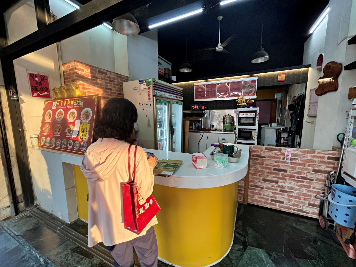 京多多炸醬麵 高雄前金區- 老北京傳統麵食手藝可能要吃不到了 | 90元手工炸醬麵 | 前金區美食 - 第3張圖 京多多炸醬麵 高雄前金區- 老北京傳統麵食手藝可能要吃不到了 | 90元手工炸醬麵 | 前金區美食