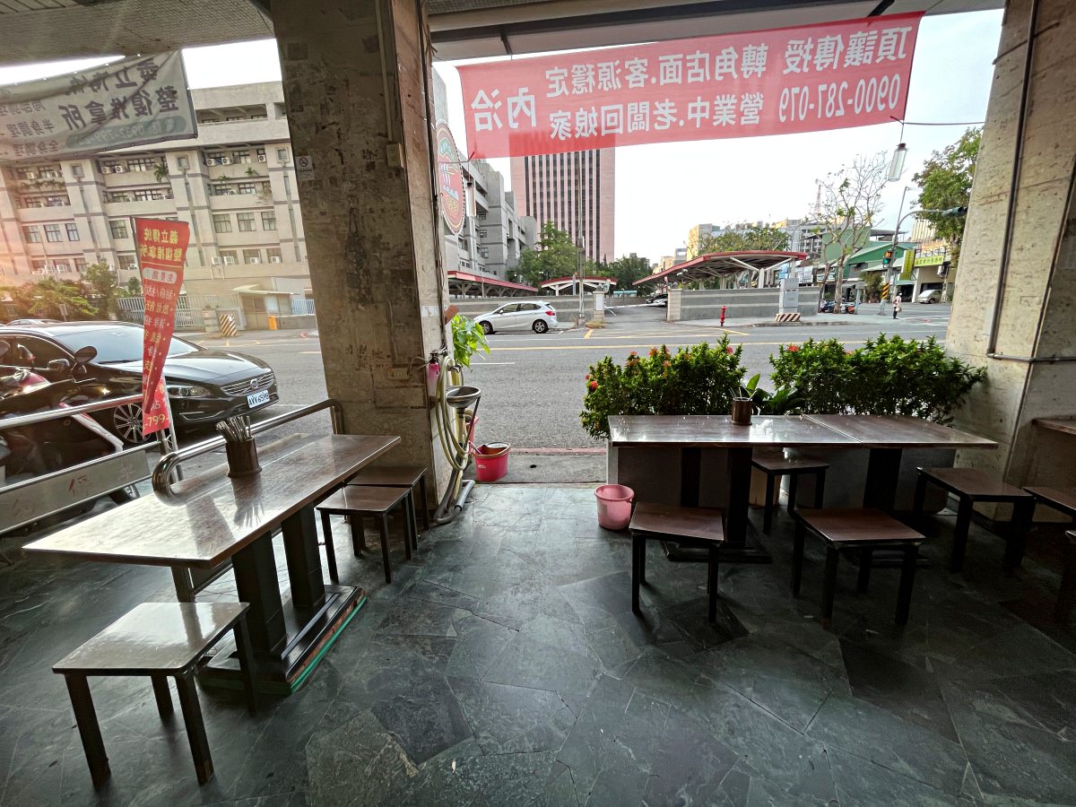 京多多炸醬麵 高雄前金區- 老北京傳統麵食手藝可能要吃不到了 | 90元手工炸醬麵 | 前金區美食 - 第4張圖 京多多炸醬麵 高雄前金區- 老北京傳統麵食手藝可能要吃不到了 | 90元手工炸醬麵 | 前金區美食