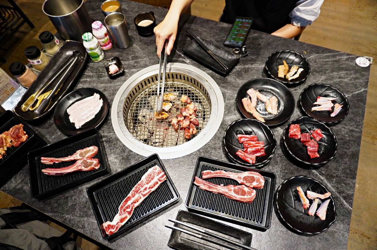 延香炭食 高雄-氣派吃到飽燒肉 | 還有滿滿港點加熱炒莫凡比冰淇淋 | 高雄吃到飽燒肉推薦 - 第40張圖 延香炭食 高雄-氣派吃到飽燒肉 | 還有滿滿港點加熱炒莫凡比冰淇淋 | 高雄吃到飽燒肉推薦
