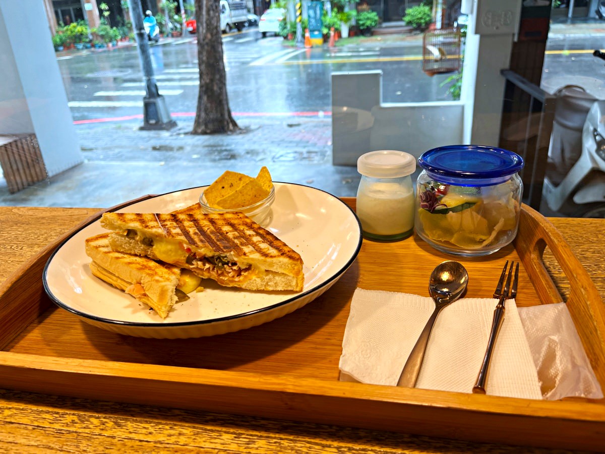 一日之初 高雄用心早午餐店 | 招牌帕尼尼 x大份量拼盤 | 高雄早午餐推薦