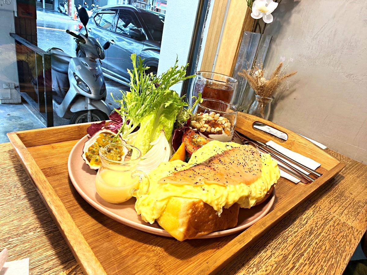一日之初 高雄用心早午餐店 | 招牌帕尼尼 x大份量拼盤 | 高雄早午餐推薦
