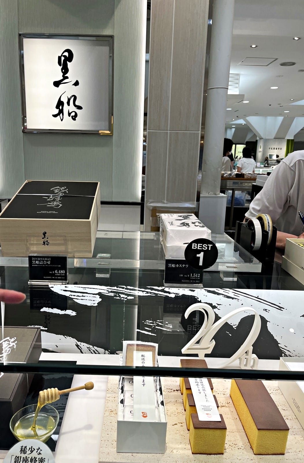 黑船カステラ長崎蛋糕 銀座店 | 長崎堂第四代傳人百年食譜 | 極貼心服務但好吃嗎? | 東京長崎蛋糕推薦 - 第2張圖 黑船カステラ長崎蛋糕 銀座店 | 長崎堂第四代傳人百年食譜 | 極貼心服務但好吃嗎? | 東京長崎蛋糕推薦