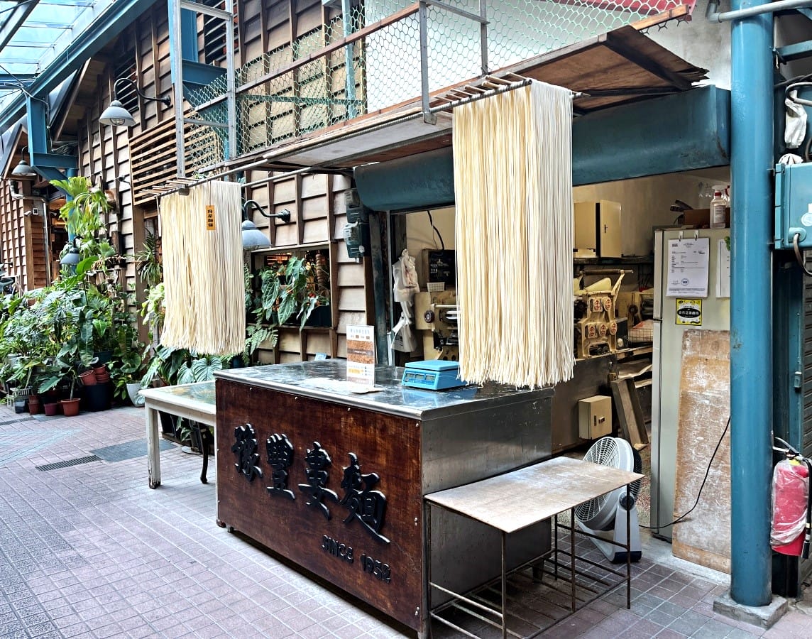 山壹旗魚食製所 | 70年的旗魚製品老店文清新樣貌 | 周末才吃得到 | 鹽埕第一公有市場 - 第17張圖 山壹旗魚食製所 | 70年的旗魚製品老店文清新樣貌 | 周末才吃得到 | 鹽埕第一公有市場