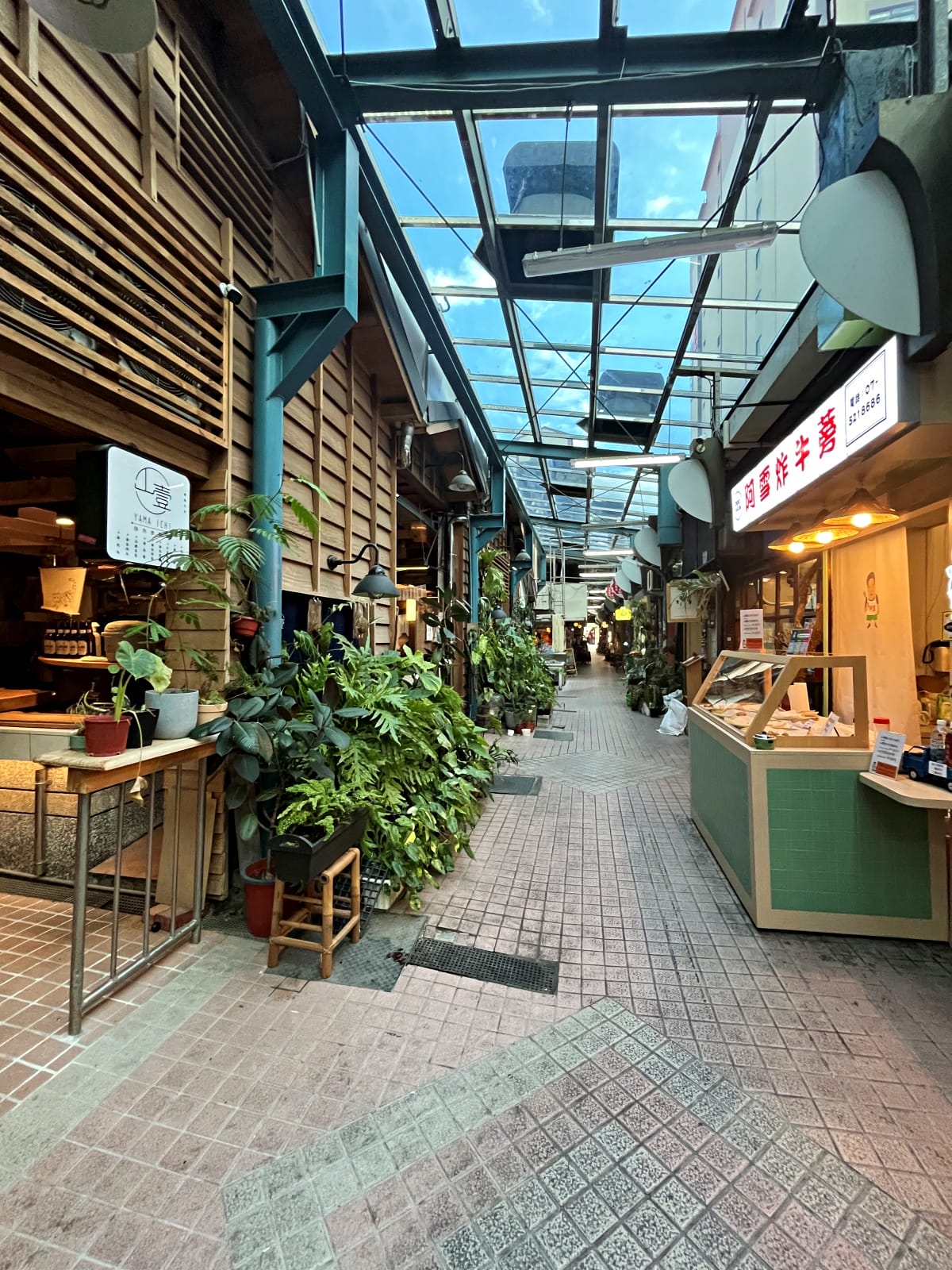 山壹旗魚食製所 | 70年的旗魚製品老店文清新樣貌 | 周末才吃得到 | 鹽埕第一公有市場 - 第1張圖 山壹旗魚食製所 | 70年的旗魚製品老店文清新樣貌 | 周末才吃得到 | 鹽埕第一公有市場
