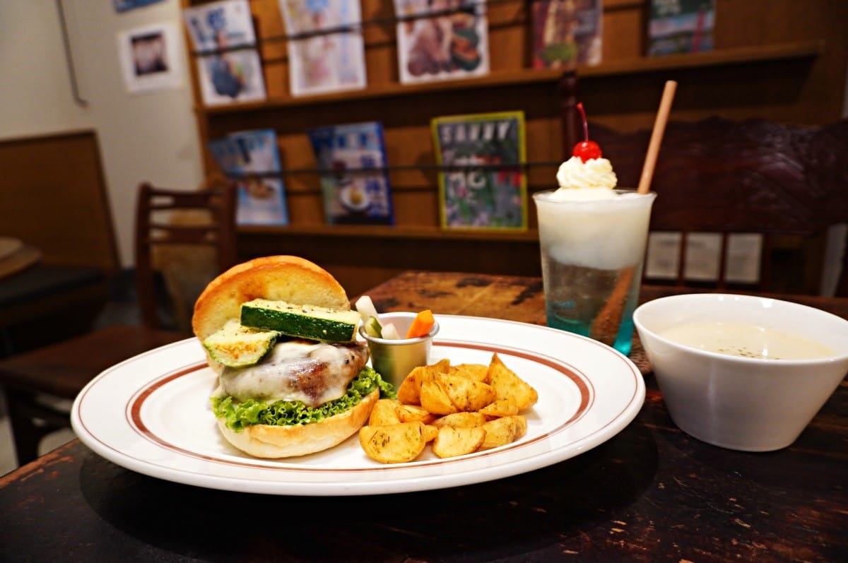 青春漢堡 世貿店 | 信義區巷弄昭和風格質感咖啡廳  | 和風洋食風格漢堡