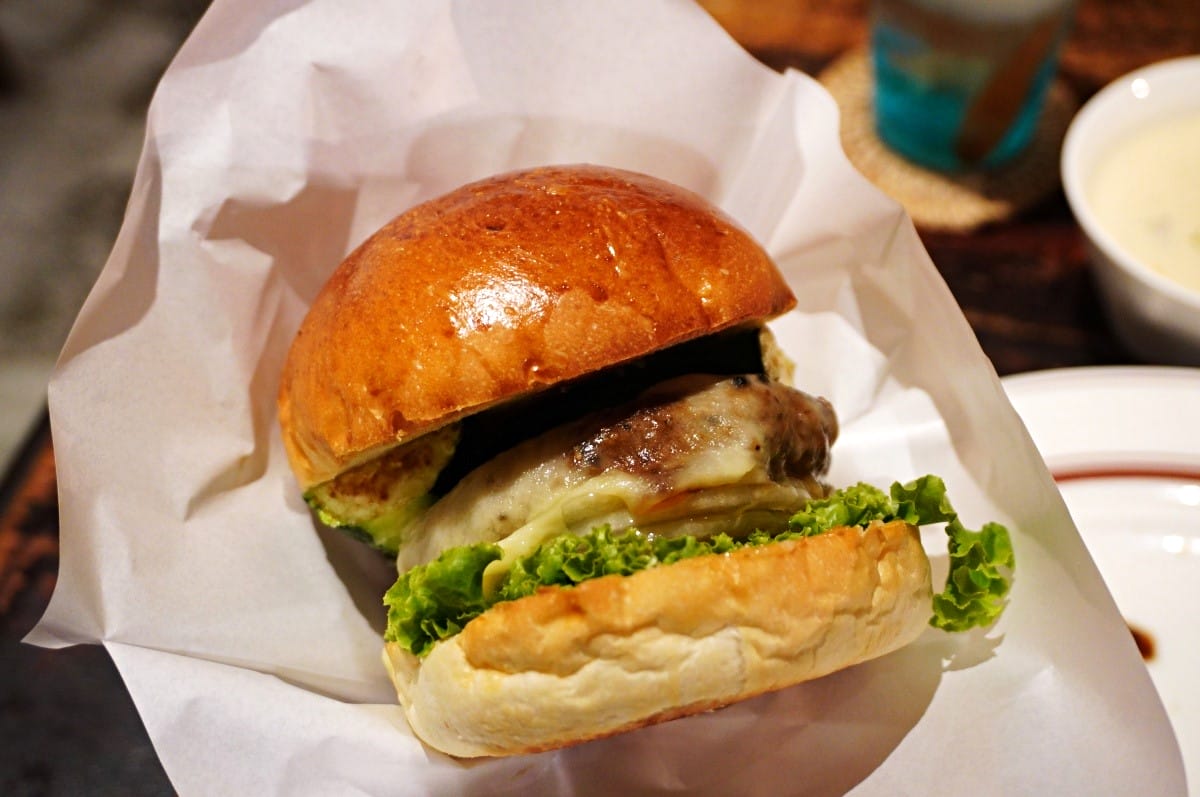 青春漢堡 世貿店 | 信義區巷弄昭和風格質感咖啡廳  | 和風洋食風格漢堡