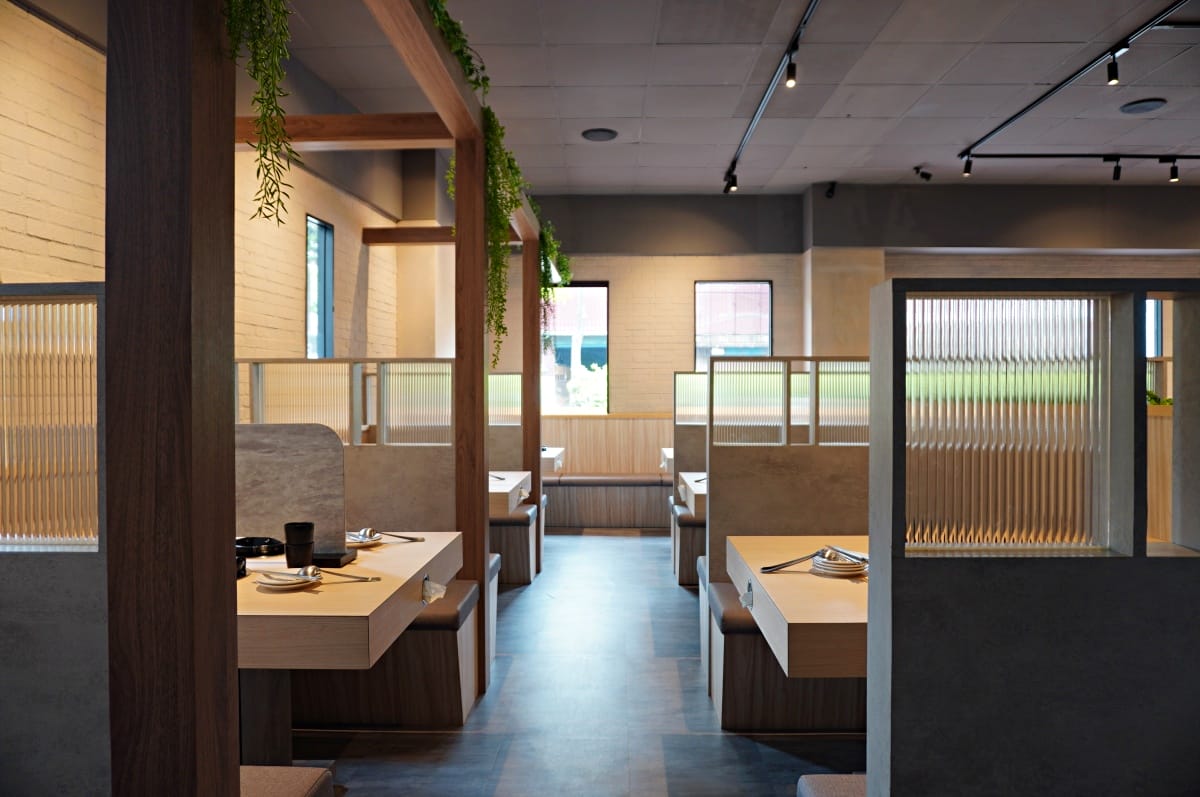 八石什鍋 中壢環西店 | 招牌整瓶酒燒酒雞松阪豬鍋 | 30種蔬菜火鍋料通通吃到飽