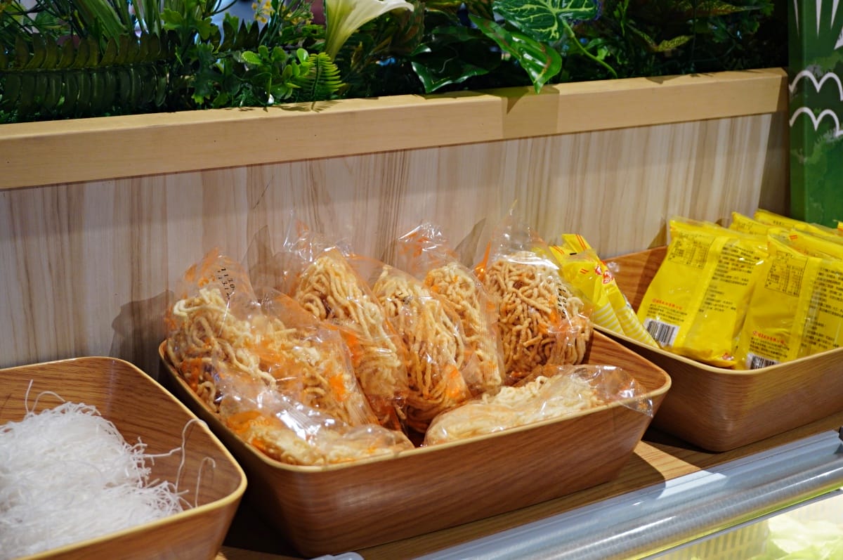 八石什鍋 中壢環西店 | 招牌整瓶酒燒酒雞松阪豬鍋 | 30種蔬菜火鍋料通通吃到飽 - 第12張圖 八石什鍋 中壢環西店 | 招牌整瓶酒燒酒雞松阪豬鍋 | 30種蔬菜火鍋料通通吃到飽