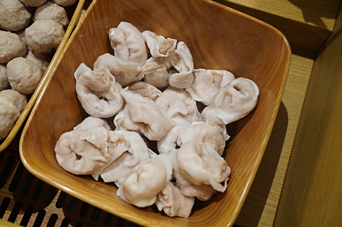 八石什鍋 中壢環西店 | 招牌整瓶酒燒酒雞松阪豬鍋 | 30種蔬菜火鍋料通通吃到飽 - 第11張圖 八石什鍋 中壢環西店 | 招牌整瓶酒燒酒雞松阪豬鍋 | 30種蔬菜火鍋料通通吃到飽