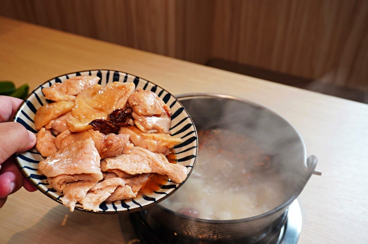 八石什鍋 中壢環西店 | 招牌整瓶酒燒酒雞松阪豬鍋 | 30種蔬菜火鍋料通通吃到飽 - 第20張圖 八石什鍋 中壢環西店 | 招牌整瓶酒燒酒雞松阪豬鍋 | 30種蔬菜火鍋料通通吃到飽