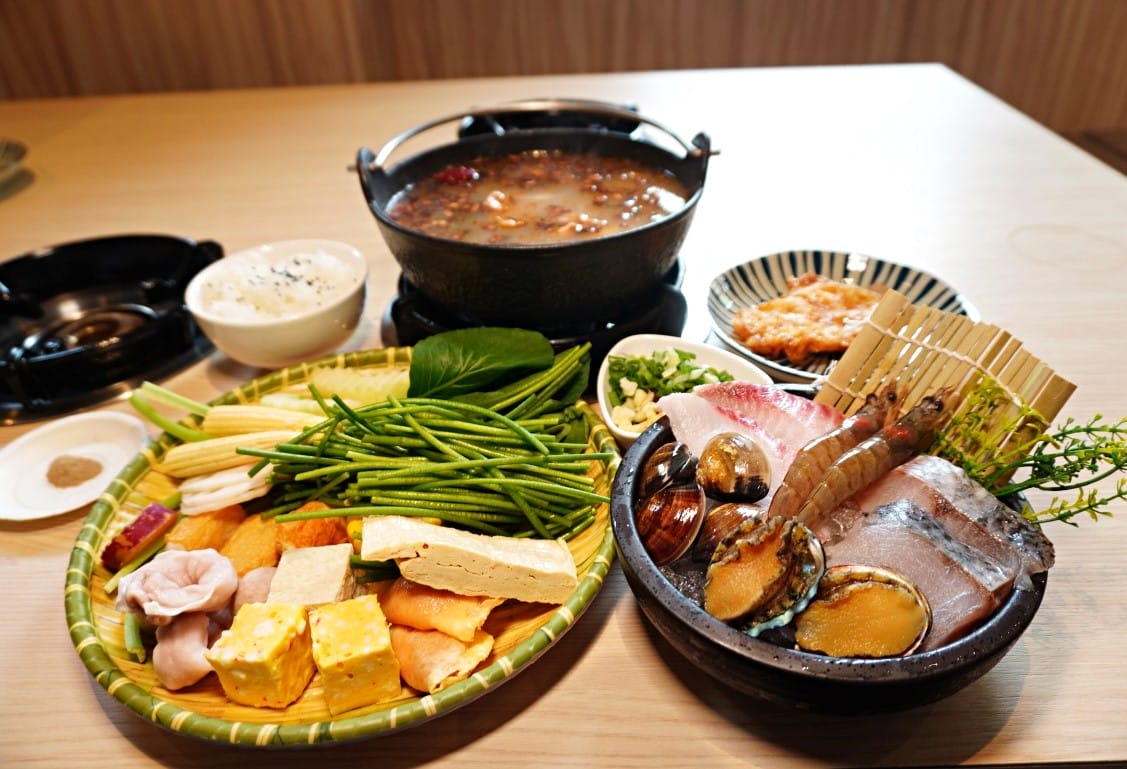 八石什鍋 中壢環西店 | 招牌整瓶酒燒酒雞松阪豬鍋 | 30種蔬菜火鍋料通通吃到飽 - 第17張圖 八石什鍋 中壢環西店 | 招牌整瓶酒燒酒雞松阪豬鍋 | 30種蔬菜火鍋料通通吃到飽