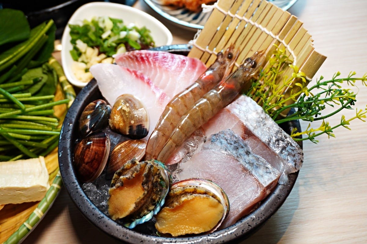八石什鍋 中壢環西店 | 招牌整瓶酒燒酒雞松阪豬鍋 | 30種蔬菜火鍋料通通吃到飽 - 第24張圖 八石什鍋 中壢環西店 | 招牌整瓶酒燒酒雞松阪豬鍋 | 30種蔬菜火鍋料通通吃到飽