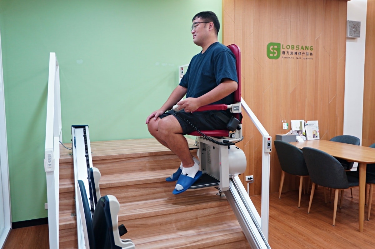 [升降椅推薦] 羅布森樓梯升降椅 高雄門市 | 樓梯升降椅第一品牌 | MIT精品 | 上下樓好幫手