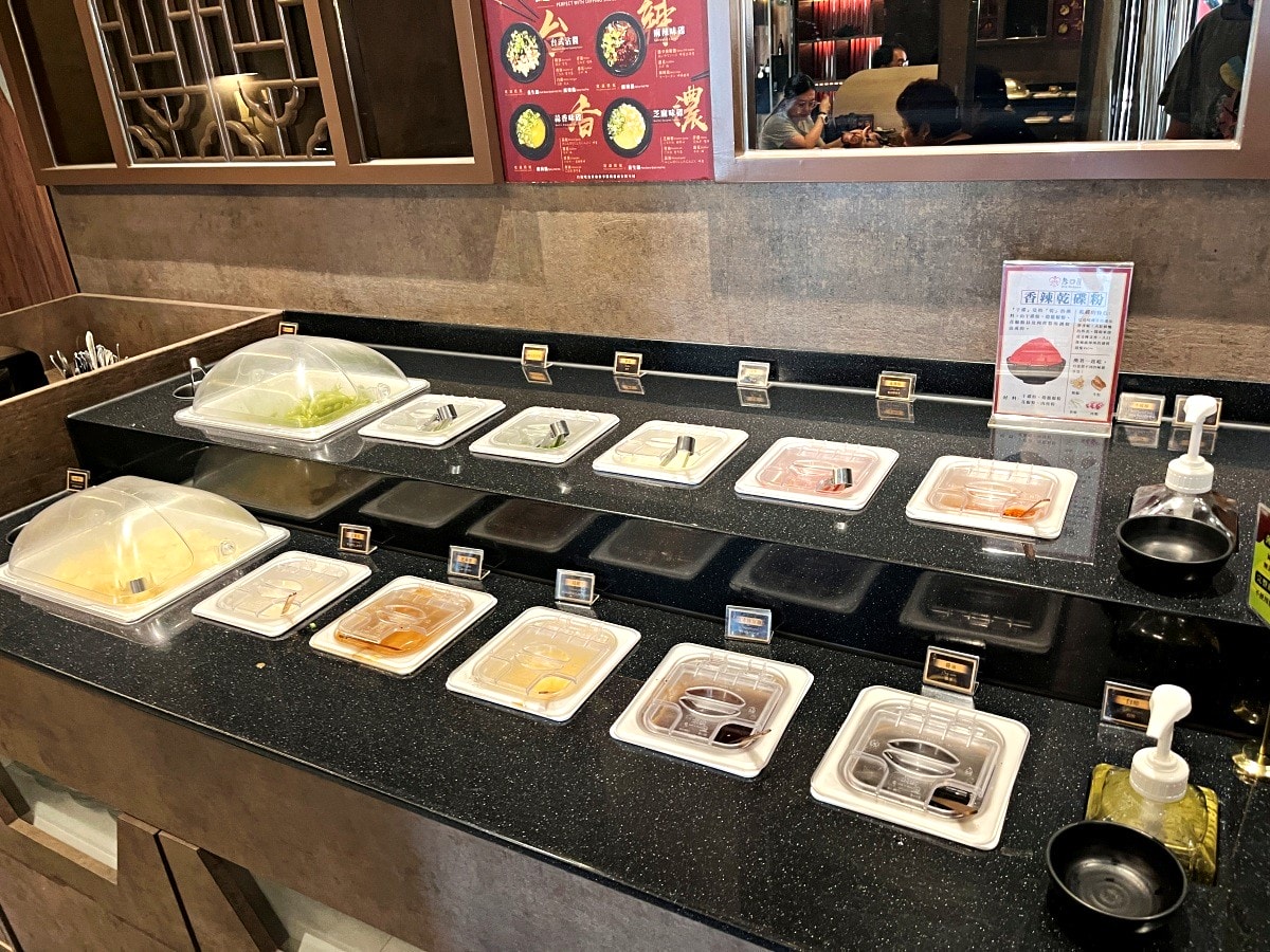 老四川巴蜀麻辣燙 高雄新中山店 | 環境大升級 | 小菜 x 鴨血豆腐 x 飲料無限享用 | 老四川必吃