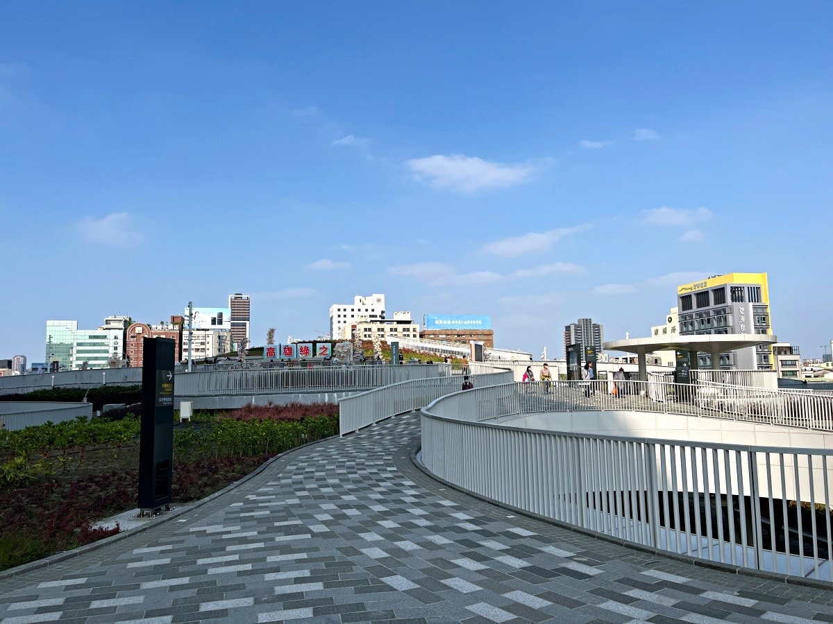 高雄車站終於完工啦 | 荷蘭建築團隊Mecanoo 完整作品 | 高雄車站綠色空中步道 | 高雄車站捷運轉乘