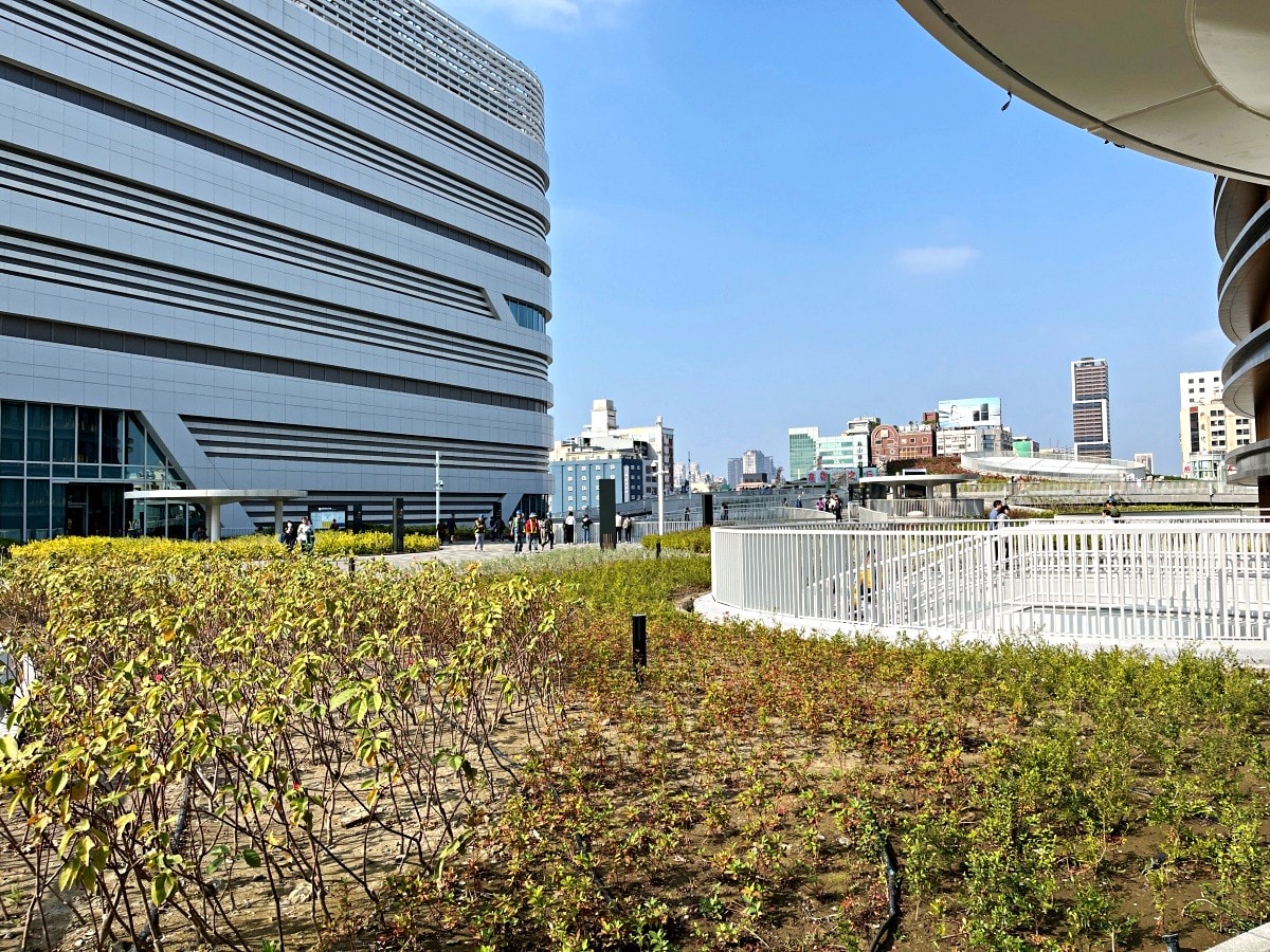 高雄車站終於完工啦 | 荷蘭建築團隊Mecanoo 完整作品 | 高雄車站綠色空中步道 | 高雄車站捷運轉乘