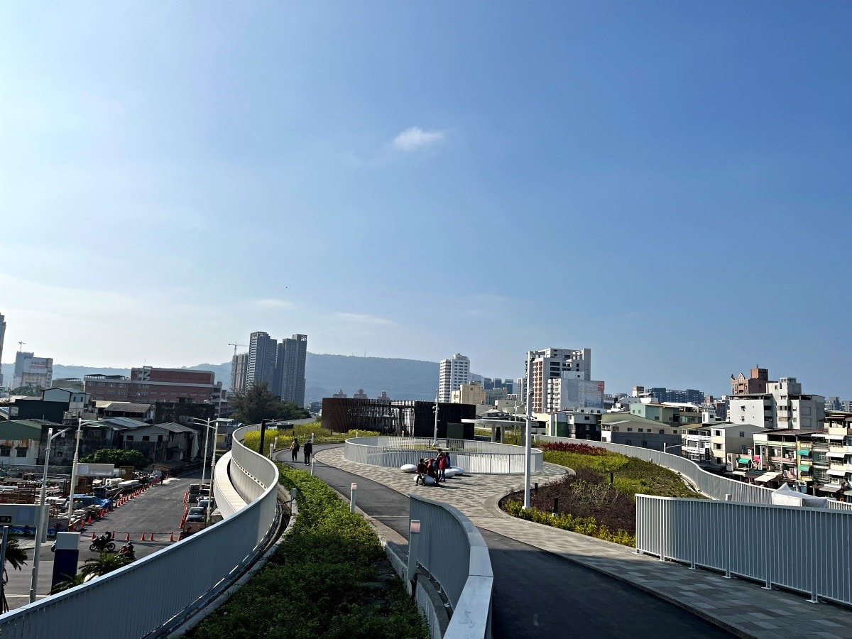 高雄車站終於完工啦 | 荷蘭建築團隊Mecanoo 完整作品 | 高雄車站綠色空中步道 | 高雄車站捷運轉乘