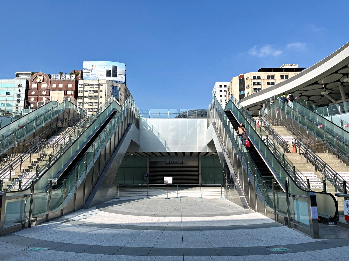 高雄車站終於完工啦 | 荷蘭建築團隊Mecanoo 完整作品 | 高雄車站綠色空中步道 | 高雄車站捷運轉乘