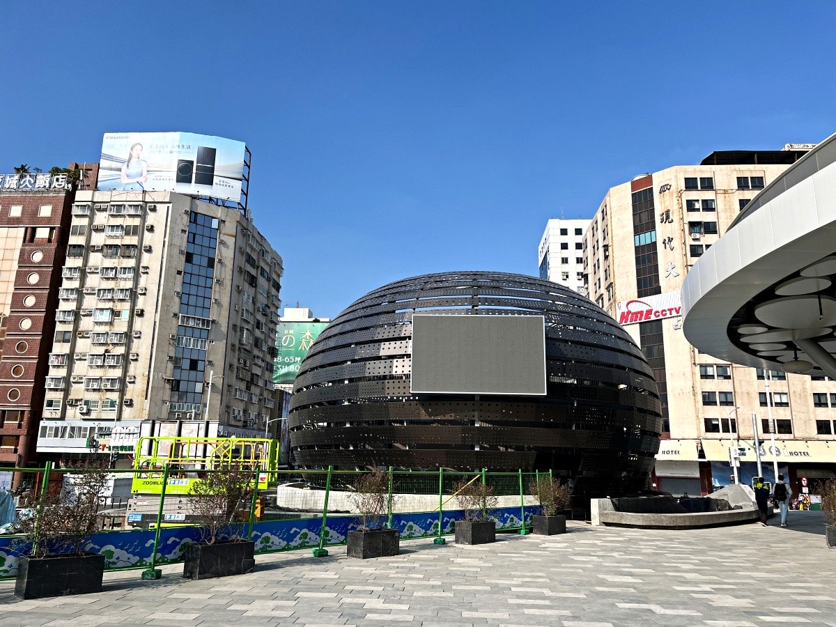 高雄車站終於完工啦 | 荷蘭建築團隊Mecanoo 完整作品 | 高雄車站綠色空中步道 | 高雄車站捷運轉乘