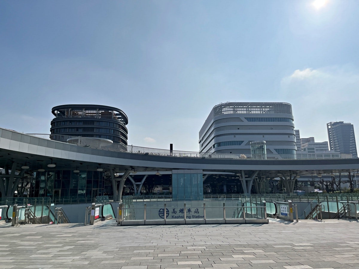高雄車站終於完工啦 | 荷蘭建築團隊Mecanoo 完整作品 | 高雄車站綠色空中步道 | 高雄車站捷運轉乘