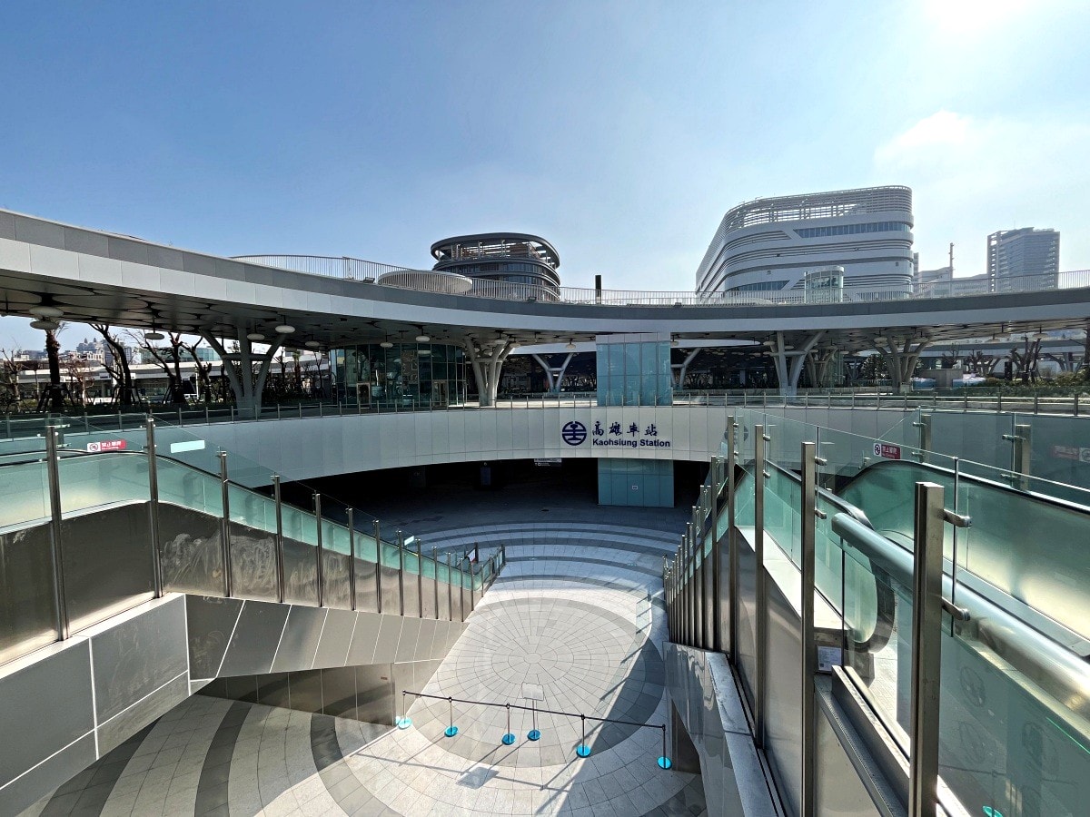 高雄車站終於完工啦 | 荷蘭建築團隊Mecanoo 完整作品 | 高雄車站綠色空中步道 | 高雄車站捷運轉乘