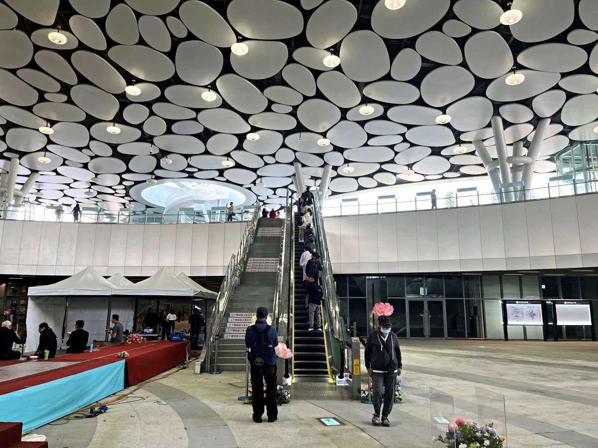高雄車站終於完工啦 | 荷蘭建築團隊Mecanoo 完整作品 | 高雄車站綠色空中步道 | 高雄車站捷運轉乘