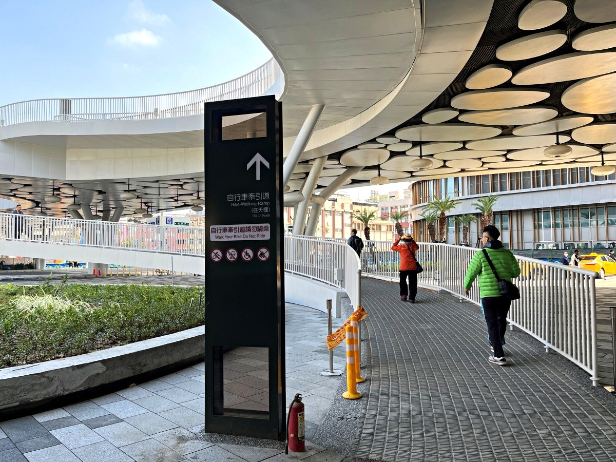 高雄車站終於完工啦 | 荷蘭建築團隊Mecanoo 完整作品 | 高雄車站綠色空中步道 | 高雄車站捷運轉乘