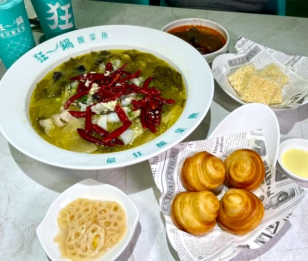 哇!還沒開賣就滿滿排隊人潮!集團精心籌畫6年開啟酸菜魚時尚風潮 | 6年的熱血暴走之路~不停的田調多國料區、穿巷吃研藏味,往返在炒鍋炮爐間、精品時尚界,翻玩酸菜魚融合時尚精品獨樹一幟的生活美學,讓世界美味,美學一生 | 狂一鍋酸菜魚 | 台南 - 第12張圖 哇!還沒開賣就滿滿排隊人潮!集團精心籌畫6年開啟酸菜魚時尚風潮 | 6年的熱血暴走之路~不停的田調多國料區、穿巷吃研藏味,往返在炒鍋炮爐間、精品時尚界,翻玩酸菜魚融合時尚精品獨樹一幟的生活美學,讓世界美味,美學一生 | 狂一鍋酸菜魚 | 台南