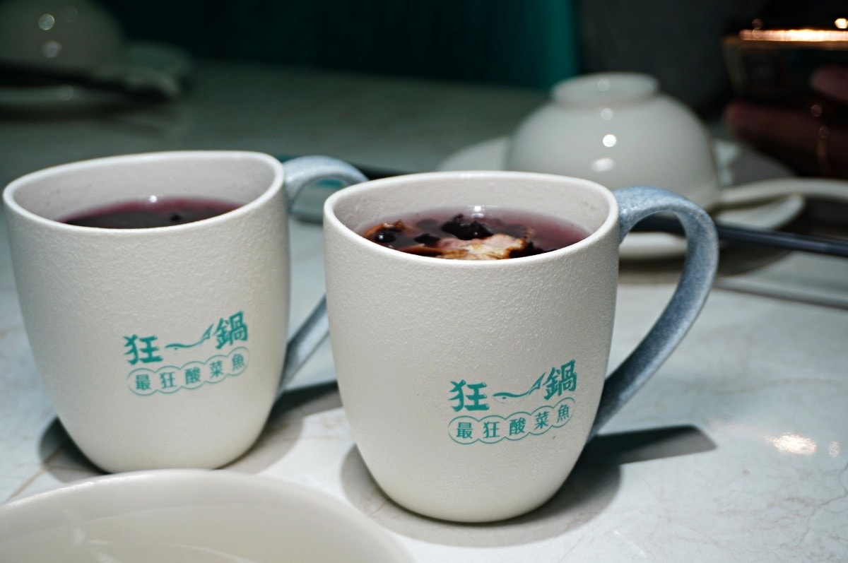 哇!還沒開賣就滿滿排隊人潮!集團精心籌畫6年開啟酸菜魚時尚風潮 | 6年的熱血暴走之路~不停的田調多國料區、穿巷吃研藏味,往返在炒鍋炮爐間、精品時尚界,翻玩酸菜魚融合時尚精品獨樹一幟的生活美學,讓世界美味,美學一生 | 狂一鍋酸菜魚 | 台南 - 第11張圖 哇!還沒開賣就滿滿排隊人潮!集團精心籌畫6年開啟酸菜魚時尚風潮 | 6年的熱血暴走之路~不停的田調多國料區、穿巷吃研藏味,往返在炒鍋炮爐間、精品時尚界,翻玩酸菜魚融合時尚精品獨樹一幟的生活美學,讓世界美味,美學一生 | 狂一鍋酸菜魚 | 台南