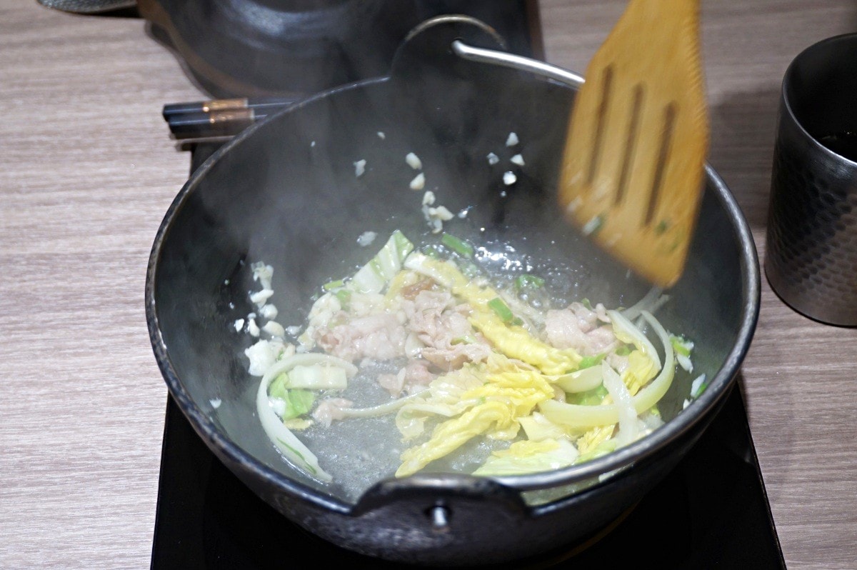 火車讚養生石頭火鍋-蘆洲超豐富半自助式個人鍋 | 真材實料湯頭