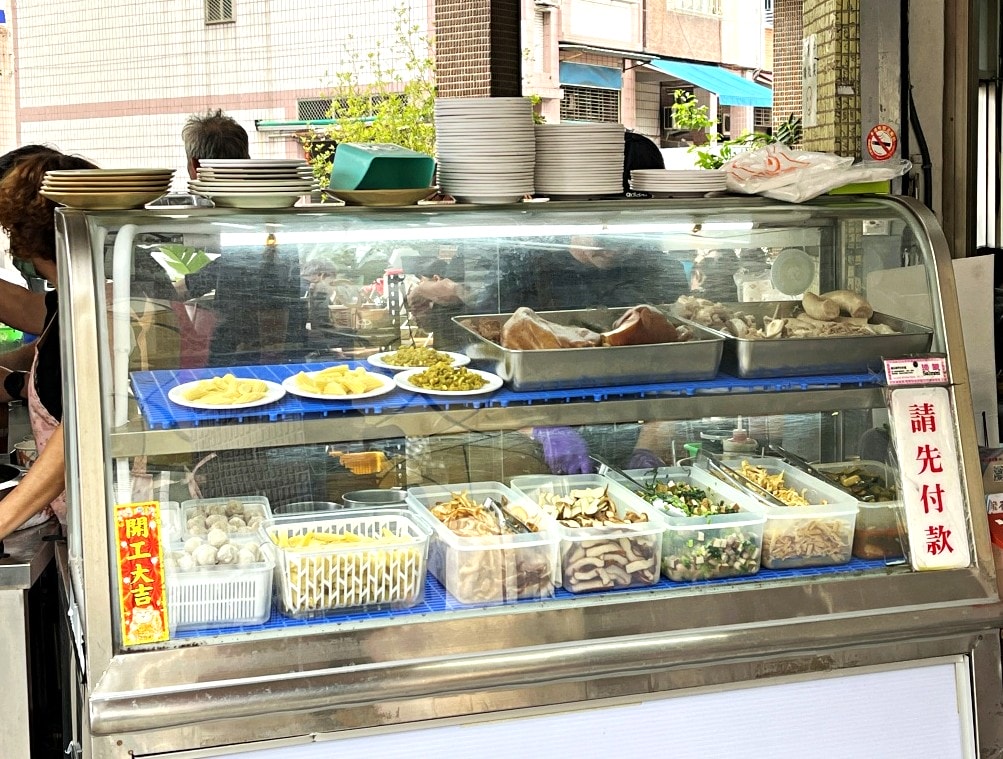 英明無名麵店 | 高雄 超好吃熱油潑辣麵 | 英明國中旁人氣陽春麵店 - 第7張圖 英明無名麵店 | 高雄 超好吃熱油潑辣麵 | 英明國中旁人氣陽春麵店