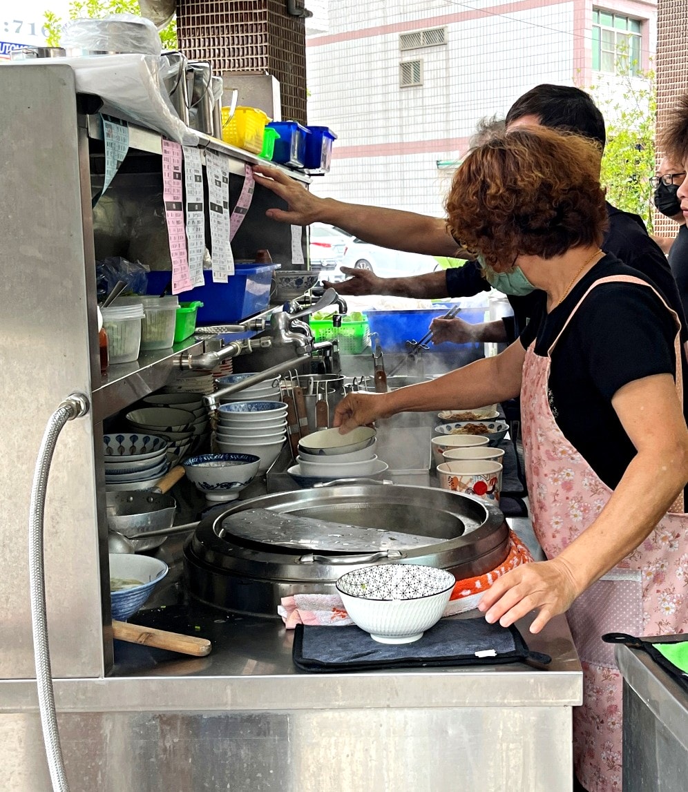 英明無名麵店 | 高雄 超好吃熱油潑辣麵 | 英明國中旁人氣陽春麵店 - 第8張圖 英明無名麵店 | 高雄 超好吃熱油潑辣麵 | 英明國中旁人氣陽春麵店
