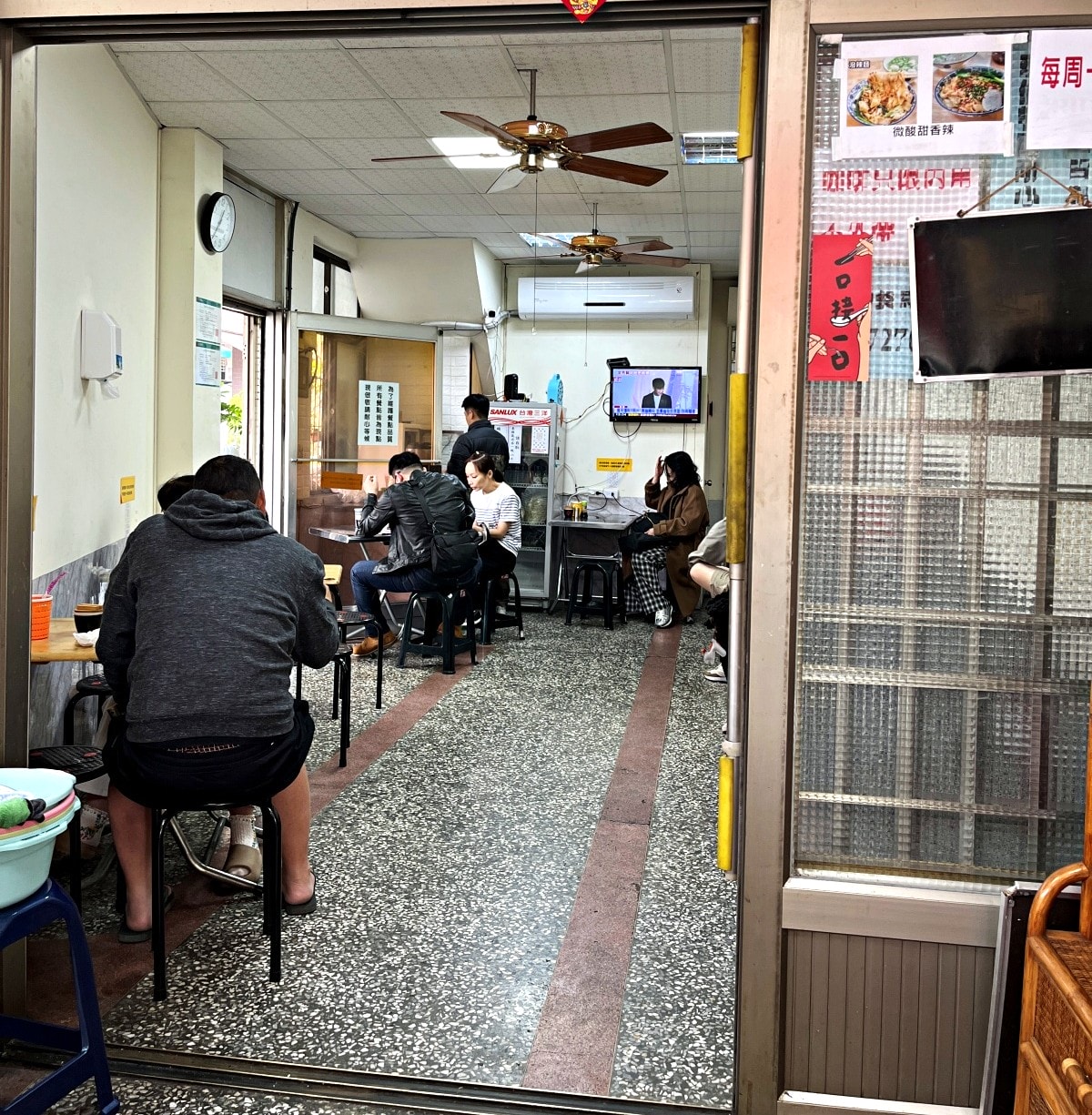 英明無名麵店 | 高雄 超好吃熱油潑辣麵 | 英明國中旁人氣陽春麵店 - 第3張圖 英明無名麵店 | 高雄 超好吃熱油潑辣麵 | 英明國中旁人氣陽春麵店