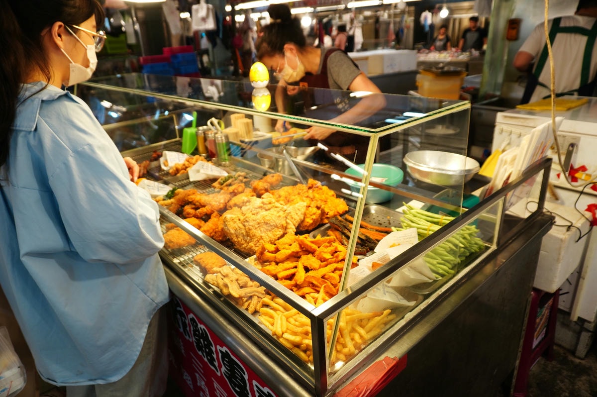 高雄人氣美食市場 -德民黃昏市場 | 超過百攤人氣美食熟食 | 實在銅板美食 | 高雄熟食市場 - 第31張圖 高雄人氣美食市場 -德民黃昏市場 | 超過百攤人氣美食熟食 | 實在銅板美食 | 高雄熟食市場