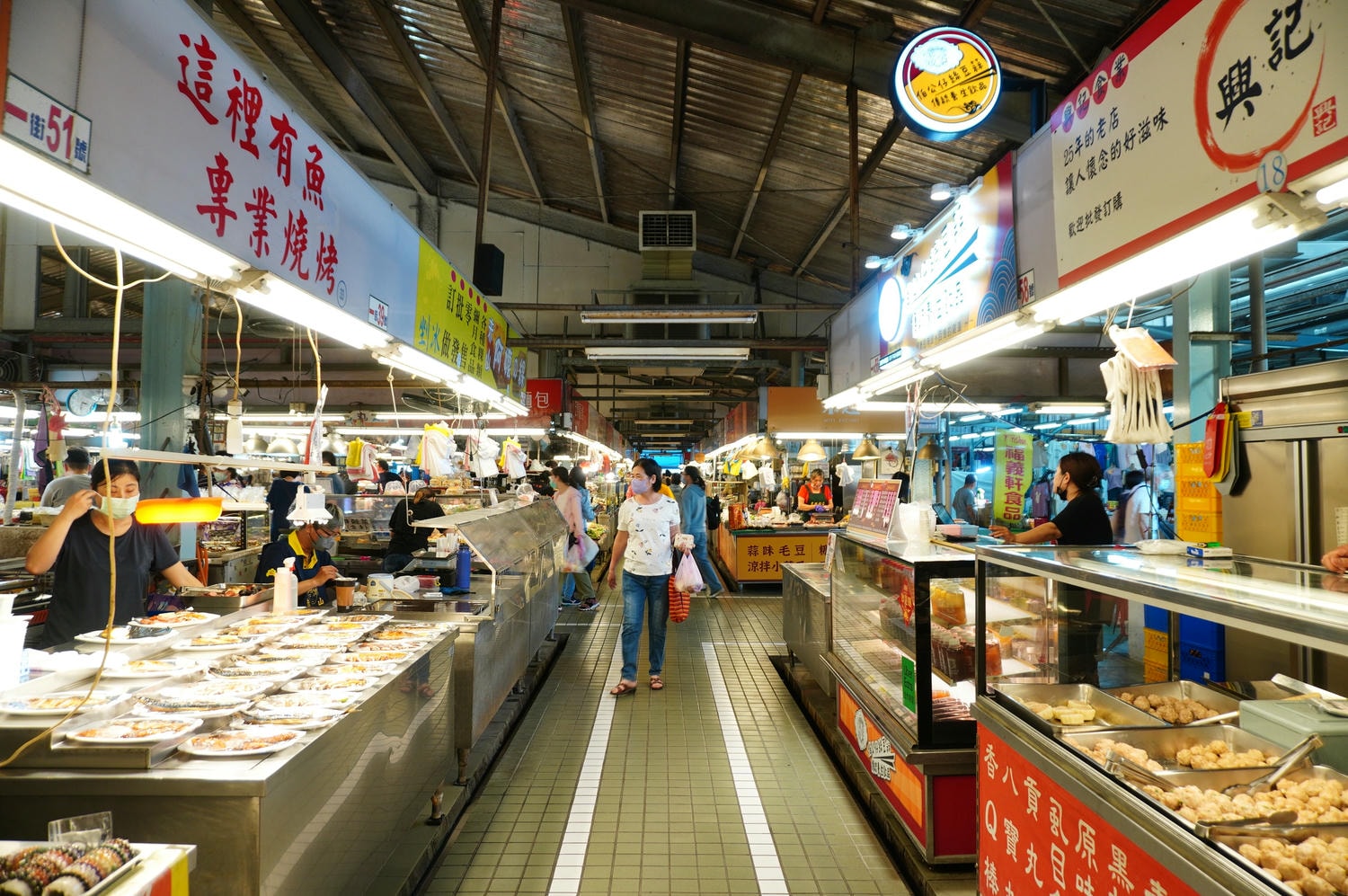 高雄人氣美食市場 -德民黃昏市場 | 超過百攤人氣美食熟食 | 實在銅板美食 | 高雄熟食市場 - 第3張圖 高雄人氣美食市場 -德民黃昏市場 | 超過百攤人氣美食熟食 | 實在銅板美食 | 高雄熟食市場