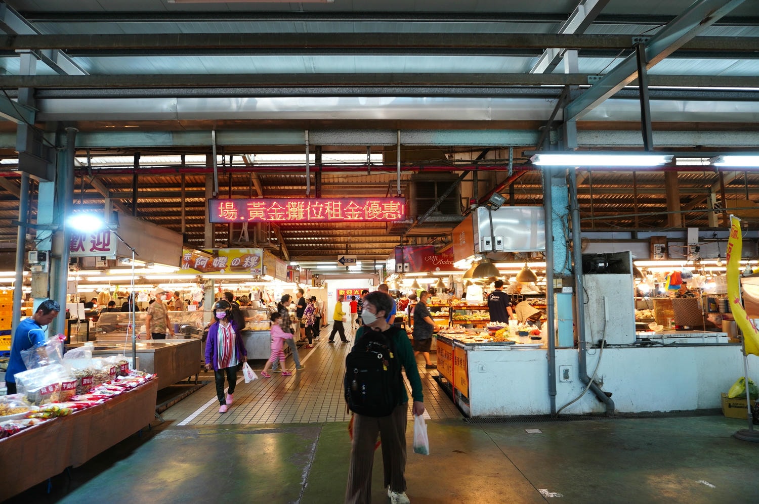 高雄人氣美食市場 -德民黃昏市場 | 超過百攤人氣美食熟食 | 實在銅板美食 | 高雄熟食市場 - 第2張圖 高雄人氣美食市場 -德民黃昏市場 | 超過百攤人氣美食熟食 | 實在銅板美食 | 高雄熟食市場