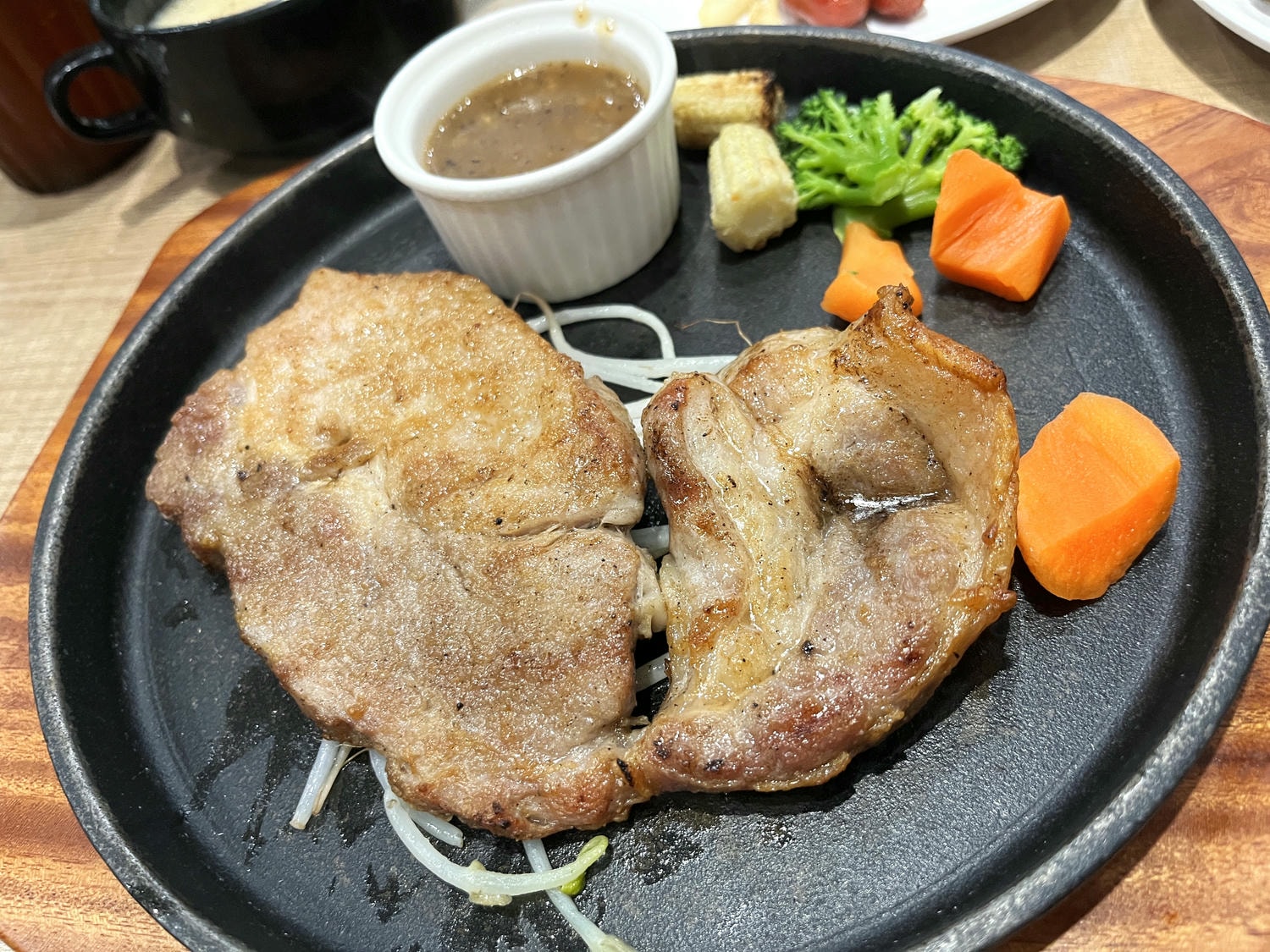 牛室炙燒牛排 高雄鳳山店 | 418 起主餐排餐+ 豐富自助吧料理無限享用
